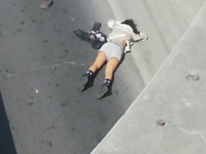 Taksim’de Dehşet Anları: “Abi Ben Öleceğim” Diyerek Aşağıya Atladı