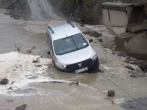 Kastamonu’da 14 Köyü Birbirine Bağlayan Köprü Selde Yıkıldı