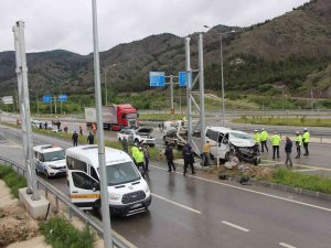 Amasya’da Minibüs Yol Kenarındaki Pikaba Çarptı: 2 Ölü, 6 Yaralı