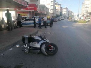 Manavgat’ta Hafif Ticari Araç Motosikletle Çarpıştı: 1 Yaralı