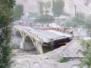 Pakistan’da Selde Köprü Yıkıldı