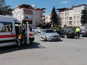 Otomobiller Kavşakta Çarpıştı: 2 Yaralı