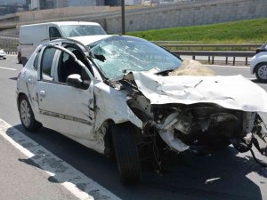 Otomobil, Otobüs İle Tırın Arasında Sıkıştı: 3 Yaralı