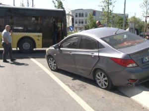 Gaziosmanpaşa’da İ̇ett Otobüsü İle Otomobil Çarpıştı: 3 Yaralı