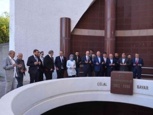 İ̇çişleri Bakanı Soylu, 3. Cumhurbaşkanı Celal Bayar’ın Anıt Mezarını Ziyaret Etti