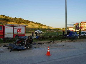 Elektrik Direğine Çarpan Otomobil İkiye Bölündü: 1 Ölü