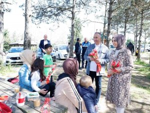 Sultangazi’de Anneler Günü Çiçeklerle Kutlandı