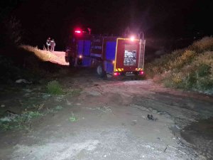 Çaydan Karşıdan Karşıya Geçerken Otomobiliyle Suya Sürüklendi