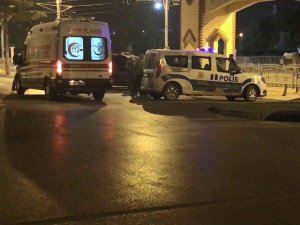 Kentin Göbeğindeki Parkta Kavga Çıktı, 1 Kişi Bıçaklandı