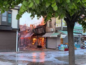 Bolvadin’de Çarşıda Çıkan Yangında 15 İş Yeri Alevlere Teslim Oldu
