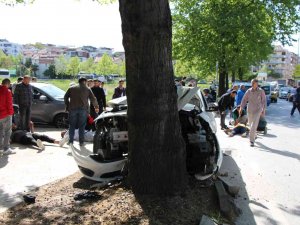 Yalova’da Kontrolden Çıkan Otomobil Ağaca Çarptı: 3 Yaralı