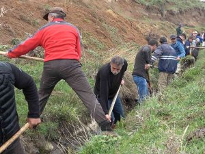 2 Kilometrelik Su Kanalı İmece Usulüyle Temizlendi