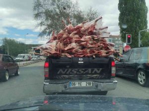 Kilolarca Et Kamyonet Kasasında Hiç Bir Önlem Alınmadan Taşındı