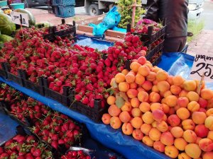 Halk Pazarında Sebze Fiyatları Düşüyor