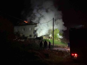 İ̇ki Katlı Ev Yangında Hasar Gördü