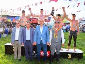 Kumluca Güreşlerinde Başpehlivan Yusuf Can Zeybek Oldu