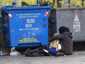 Kucağındaki Bebekle Dilenen Kadının Üzerinden Bin 850 Tl Çıktı