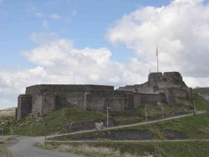 Kars Kalesi’nin Girişindeki İstinat Duvar Yıkıldı