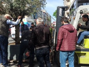 İ̇bb Yaya Yolunu İ̇spark’ A Çevirdi: Esnaf Yolu Saksılarla Kapattı