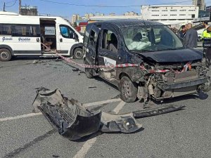 İ̇şçileri Taşıyan Servis Aracı Kafa Kafaya Çarpıştı: 7 Yaralı