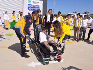 İ̇lkokulu Öğrencilerinden Trafik Ve İ̇lkyardım Haftası Etkinliği