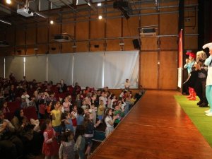 Gölcük’te Çocuklar Tiyatro İle Eğleniyor