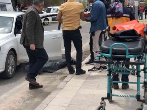 Kırmızı Işıkta Beklerken Araçta Silahlı Saldırıya Uğradılar: 1 Ölü, 1 Yaralı