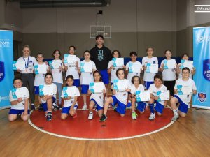 Anadolu Efes’in Başarılı Oyuncusu Erten Gazi, One Team Projesi Katılımcılarıyla Bir Araya Geldi