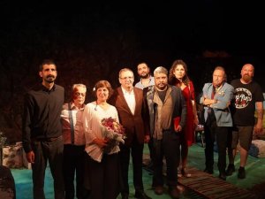 Ayvalık’ta Belediye Tiyatrosu İlk Oyunuyla Büyük İlgi Gördü
