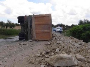 Kilis’te Hafriyat Kamyonu Devrildi Yol Trafiğe 1.5 Saat Kapandı