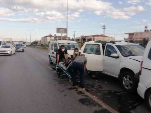 Yayaya Yol Vermek İsterken Zincirleme Kazaya Neden Oldular