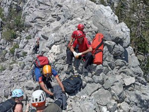 Dağa Tırmanırken Ayağını Kırıp Mahsur Kalan Amerikalı Turist, Skorsky İle Kurtarıldı