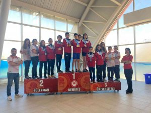 Yüzmede Denizli Parmak Isırttı