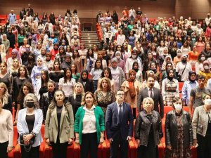 Gaün’de ’Dünya Ebeler Günü’ Sempozyumu Düzenlendi