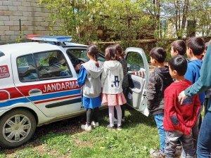 Jandarma Ekiplerinden Köy Okulu Öğrencilerine Trafik Eğitimi