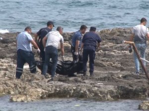 Antalya’da Deniz Kenarındaki Kayalık Alanda Ceset Bulundu