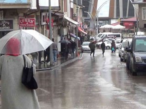 Bayburt’ta Yağmurla Karışık Dolu Etkili Oldu