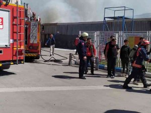 Akaryakıt İstasyonu Yakınındaki Depoda Çıkan Yangın Korkuttu