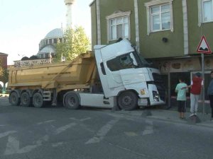 Hafriyat Kamyonu Binaya Çarptı, Korku Dolu Anlar Yaşandı