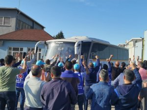 İ̇şçi Çıkaran Fabrika Önünde Servis Aracına Saldırı Girişimi