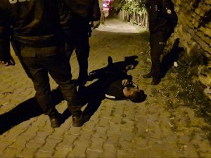 Evi Yanan Alkollü Şahıs Yolun Ortasında Sızıp Kaldı