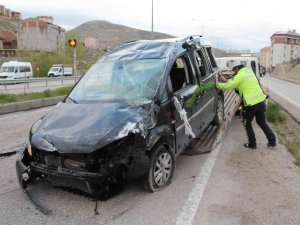 Köpeğe Çarpmamak İçin Kaza Yaptı: 2 Yaralı