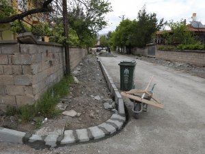 Erzincan’da Zamanla Bozulan Kaldırımlar Yenileniyor