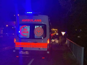 Otomobiliyle Bariyere Çarpan Sürücü Yaralandı