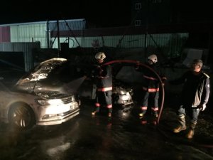 Tır Pazarında Çıkan Yangında 3 Araç Zarar Gördü