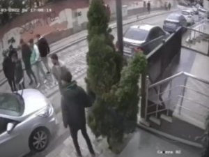 (Düzeltme) Sancaktepe’de Silahlı Kavga Kamerada: Saldıran Husumetlisine Kurşun Yağdırdı