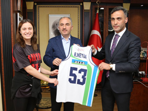 Belediye Başkanı Metin, Süper Lig'e Yükselen Kadın Basketbol Takımını Konuk Etti