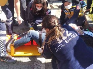Duble Yolda Feci Kaza: Kamyonun Altına Giren Otomobil Kağıt Gibi Ezildi