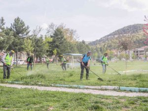 Kütahya’da Park Ve Bahçelerde Çim Biçme Çalışmaları