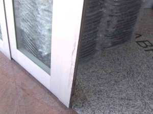 Maltepe’de Pes Dedirten Hırsızlık Kamerada: İ̇ş Yerini Soyamayınca Araçtaki Malzemeleri Çaldılar